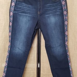 Denim capri with side embroidery